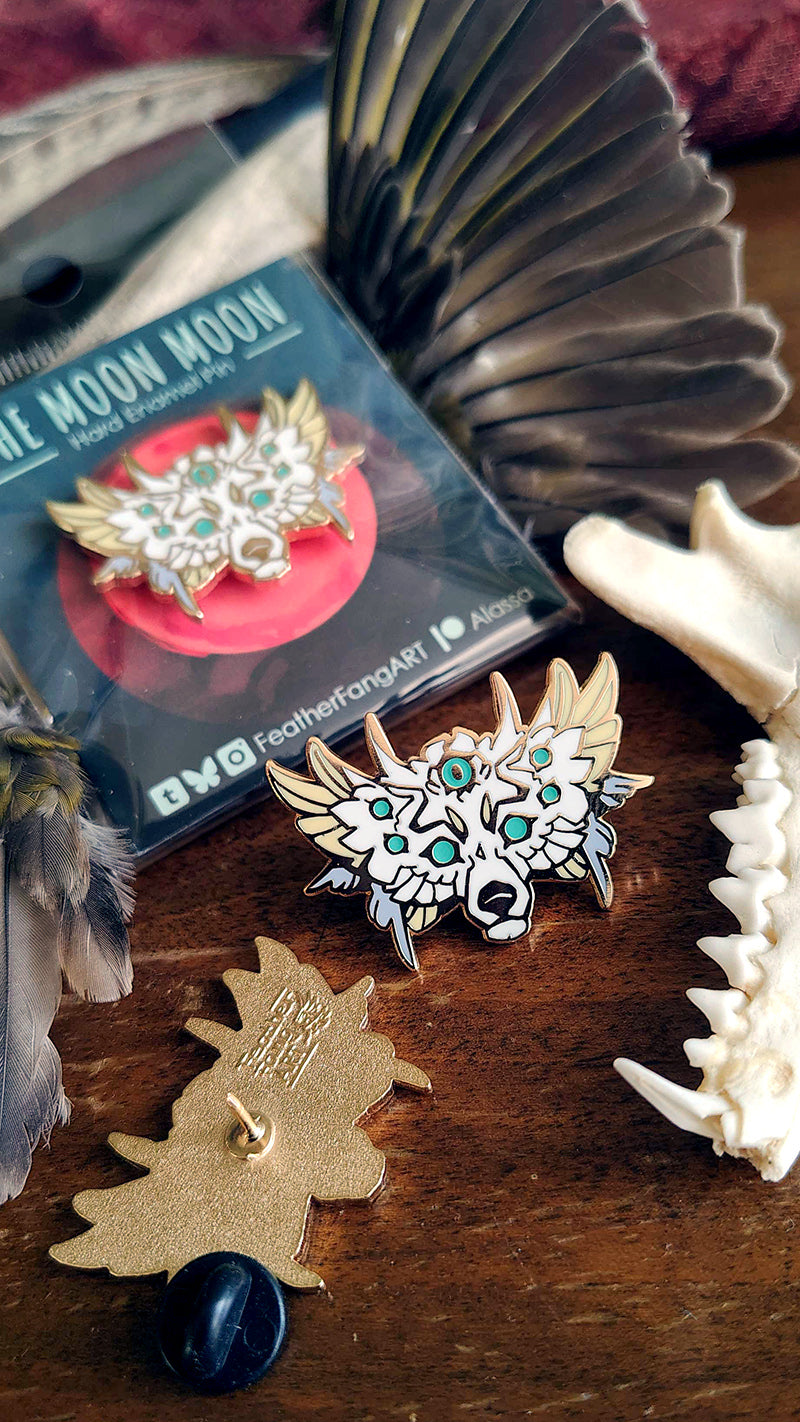 Feather Fang Cryptid Glow in the Dark Pin 3,5cm